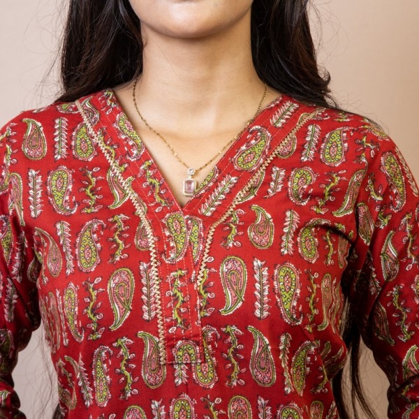 Bisesh Creation Red V-neck Lace Dhari Floral Printed Straight Kurta Pant Co-ord Set For Women - Image 2