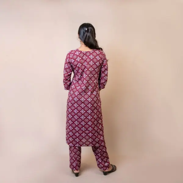 Bisesh Creation Purple V-neck Floral Printed Straight Kurta Pant Co-ord Set For Women - Image 3