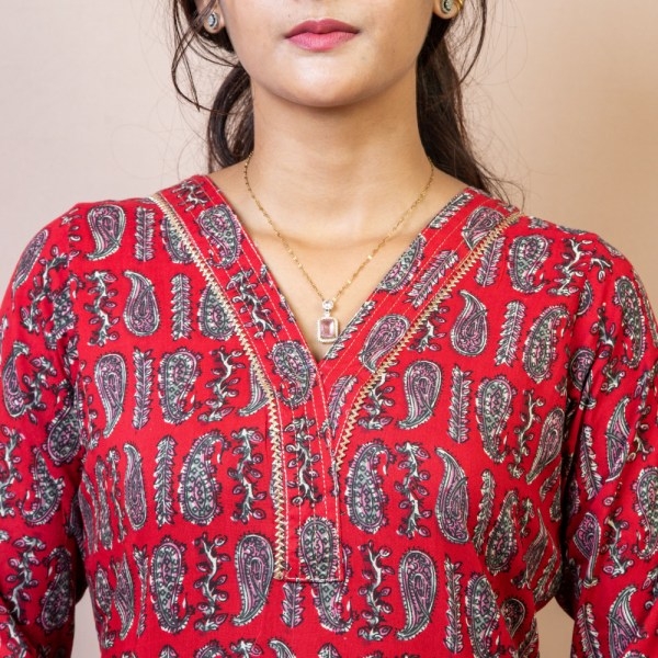Bisesh Creation Maroon V-neck Floral Printed Straight Kurta Pant Co-ord Set For Women - Image 2