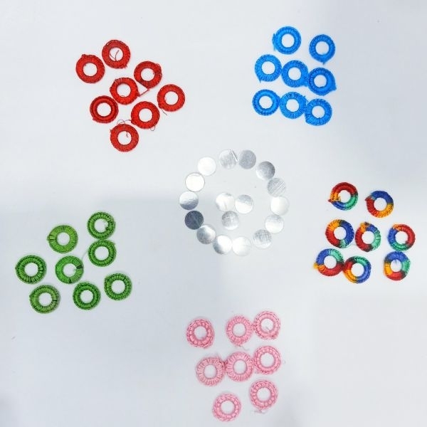 Embroidery ring with plastic mirror - Image 3