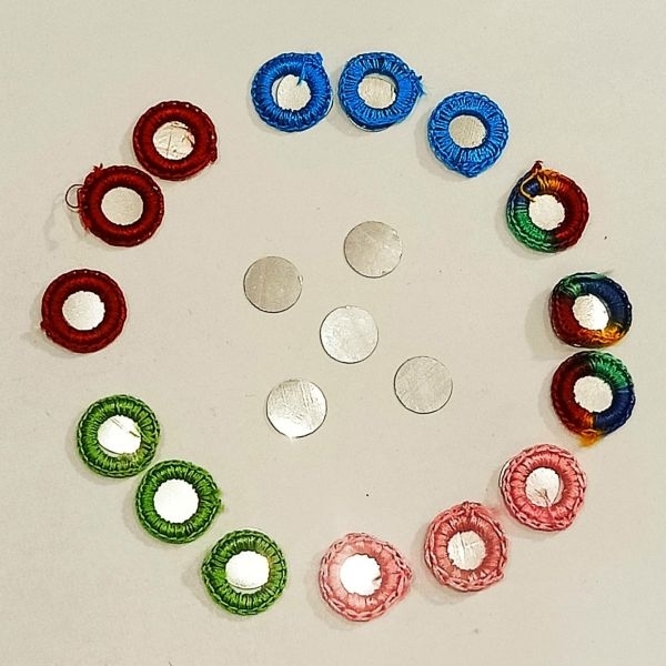 Embroidery ring with plastic mirror - Image 4
