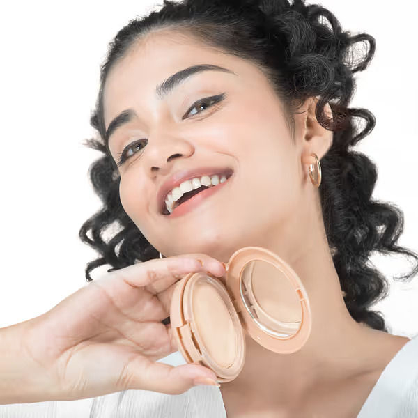 mamaearth Glow Full Coverage Compact With SPF 30 - 9g | Crème Glow - Image 3