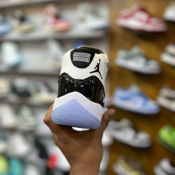 Nike Air Jordan 11 BLACK CONCORD - Image 3