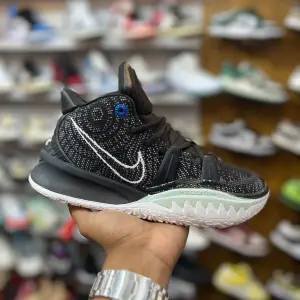 Nike KYRIE 7 (Black and White)
