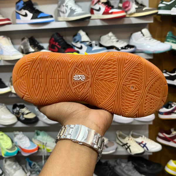 Nike KYRIE (Spongebob Square Pants) - Image 4