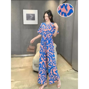 Printed Jump Suit. Front Bottom And Front Adjustable Dori. Over Size Jumpsuit